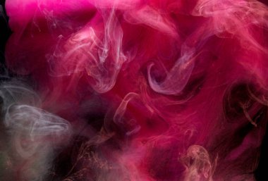 Siyah mürekkep arka planında pembe duman, renkli sis, soyut girdap dokunuşu okyanus denizi, akrilik boya pigmenti su altında