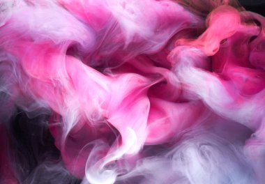 Siyah mürekkep arka planında pembe duman, renkli sis, soyut girdap dokunuşu okyanus denizi, akrilik boya pigmenti su altında