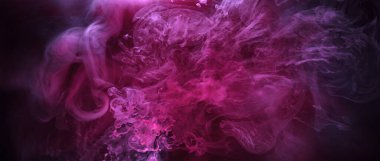 Siyah mürekkep arka planında pembe duman, renkli sis, soyut girdap dokunuşu okyanus denizi, akrilik boya pigmenti su altında