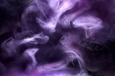 Siyah mürekkep arkaplanda mor duman, renkli sis, soyut girdap halinde mor okyanus denizi, su altında akrilik boya pigmenti.
