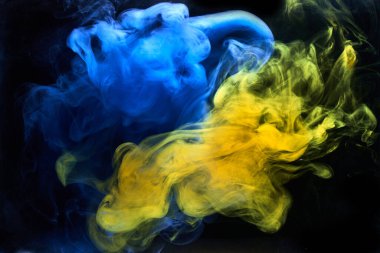 Siyah mürekkep arka planında mavi sarı duman, renkli sis, soyut girdap gibi dönen okyanus denizi, akrilik boya pigmenti su altında.