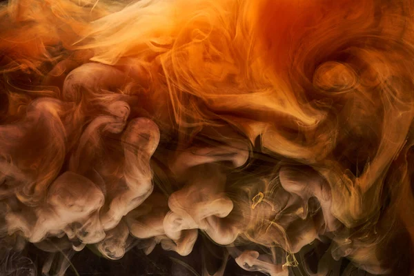 黑色墨水上的橙色烟雾 五颜六色的雾 抽象的漩涡海洋 水下的丙烯酸颜料 — 图库照片