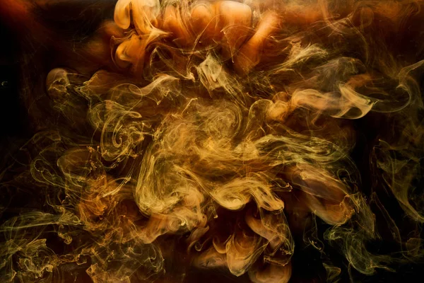 黒インクの背景にオレンジの煙 カラフルな霧 抽象的な渦巻く海 アクリル絵具顔料水中 — ストック写真