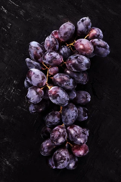 Bunch Black Grapes Isolated Black Background — Stock Photo, Image