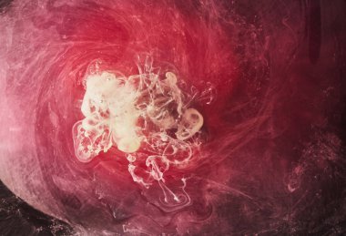 Siyah mürekkep arka planında pembe duman, renkli sis, soyut girdap dokunuşu okyanus denizi, akrilik boya pigmenti su altında