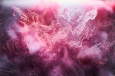 Siyah mürekkep arka planında pembe duman, renkli sis, soyut girdap dokunuşu okyanus denizi, akrilik boya pigmenti su altında