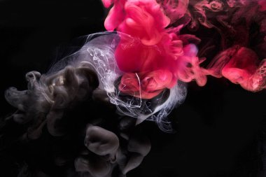 Siyah mürekkep arka planında pembe duman, renkli sis, soyut girdap dokunuşu okyanus denizi, akrilik boya pigmenti su altında