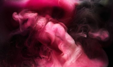 Siyah mürekkep arka planında pembe duman, renkli sis, soyut girdap dokunuşu okyanus denizi, akrilik boya pigmenti su altında