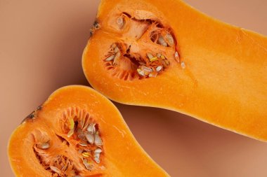 Dilimlenmiş olgun balkabağı turuncu arka planı kapat