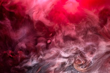 Siyah mürekkep arka planında pembe duman, renkli sis, soyut girdap dokunuşu okyanus denizi, akrilik boya pigmenti su altında