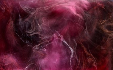 Siyah mürekkep arka planında pembe duman, renkli sis, soyut girdap dokunuşu okyanus denizi, akrilik boya pigmenti su altında
