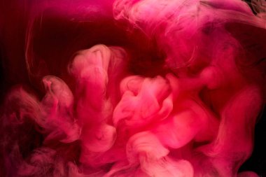 Siyah mürekkep arka planında pembe duman, renkli sis, soyut girdap dokunuşu okyanus denizi, akrilik boya pigmenti su altında