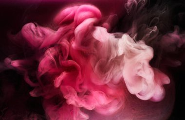 Siyah mürekkep arka planında pembe duman, renkli sis, soyut girdap dokunuşu okyanus denizi, akrilik boya pigmenti su altında