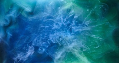Siyah mürekkep arka planında mavi yeşil duman, renkli sis, soyut girdaplı okyanus denizi, akrilik boya pigmenti su altında