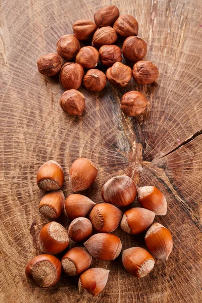 Montón Avellanas Cáscara Aisladas Sobre Fondo Madera — Foto de Stock