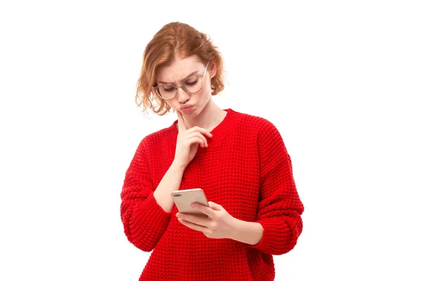 Pensive Thinking Redhead Girl Looks Smartphone Screen Upset Face Glasses — Stock Photo, Image