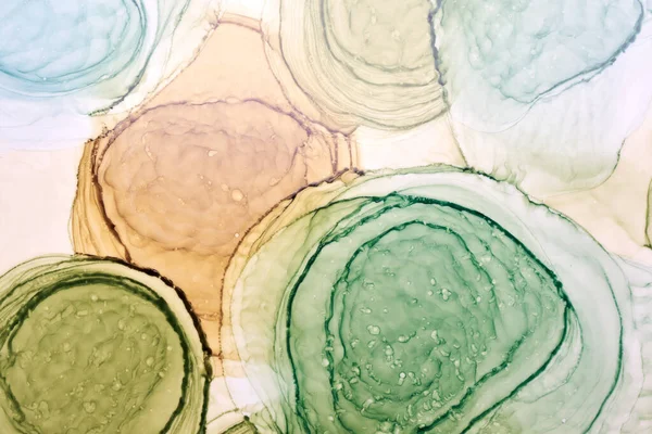 Soyut yeşil daireler suluboya arka plan. turuncu kahverengi boya lekeleri ve sudaki lekeler, sıvı sıvı sanat duvar kağıdı, sonbahar renklerinin karışımı