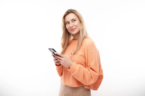 Menina Loira Bonita Olhares Casuais Para Tela Smartphone Sorrisos Isolados — Fotografia de Stock