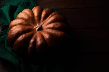 Olgunlaşmış turuncu balkabağı ahşap arkaplanı kapat