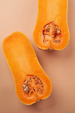 Dilimlenmiş olgun balkabağı turuncu arka planı kapat