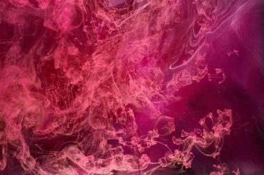 Siyah mürekkep arka planında pembe duman, renkli sis, soyut girdap dokunuşu okyanus denizi, akrilik boya pigmenti su altında