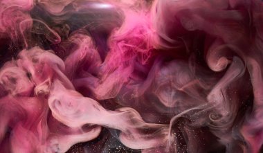 Siyah mürekkep arka planında pembe duman, renkli sis, soyut girdap dokunuşu okyanus denizi, akrilik boya pigmenti su altında