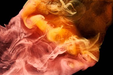 Siyah mürekkep arka planında turuncu duman, renkli sis, soyut girdap gibi dönen okyanus denizi, akrilik boya pigmenti su altında.