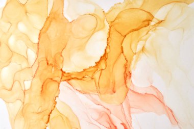 Beyaz arka planda soyut Ocher suluboya. Sarı turuncu kahverengi boya lekeleri ve sudaki lekeler, lüks sıvı sıvı sanat duvar kağıdı, sonbahar renklerinin karışımı.