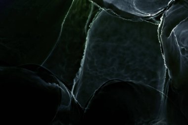 Siyah teknoloji arka planında soyut yeşil elektrik dalgası. Sudaki neon ışığı boyası, akrilik patlama, sıvı sanat