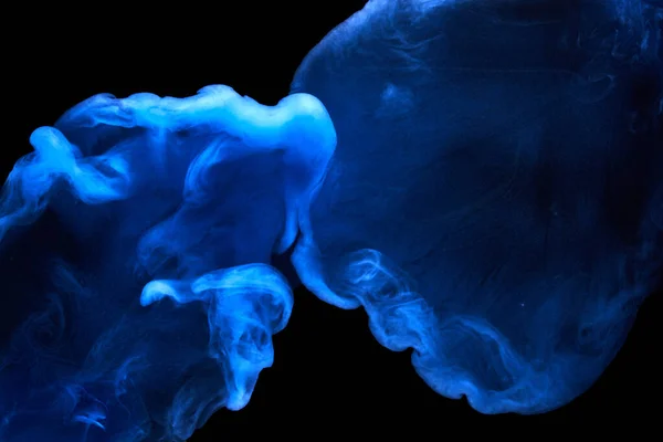 Humo Azul Sobre Fondo Tinta Negra Niebla Colorida Mar Abstracto — Foto de Stock