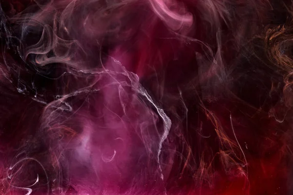 Siyah mürekkep arka planında pembe duman, renkli sis, soyut girdap dokunuşu okyanus denizi, akrilik boya pigmenti su altında