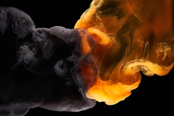 黑色墨水上的橙色烟雾 五颜六色的雾 抽象的漩涡海洋 水下的丙烯酸颜料 — 图库照片