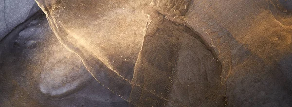 Alkol mürekkebi tekniğinde lüks, soyut koyu arkaplan, siyah altın sıvı boya, dağınık akrilik damlalar ve girdap lekeleri, basılı malzemeler.