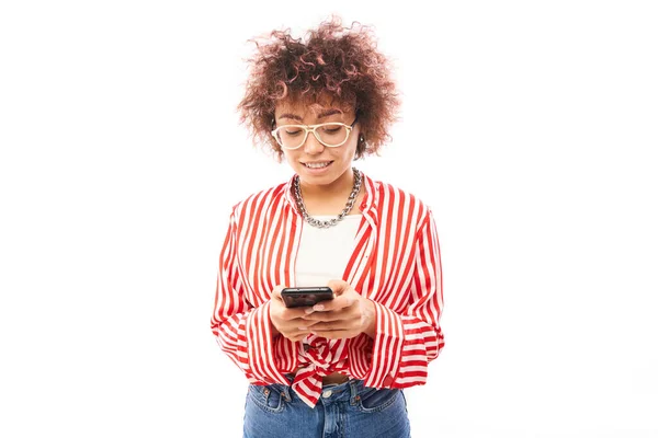 Menina Caucasiana Encaracolado Feliz Com Smartphone Isolado Fundo Estúdio Branco — Fotografia de Stock