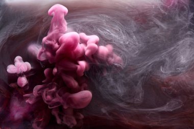 Siyah mürekkep arka planında pembe duman, renkli sis, soyut girdap dokunuşu okyanus denizi, akrilik boya pigmenti su altında