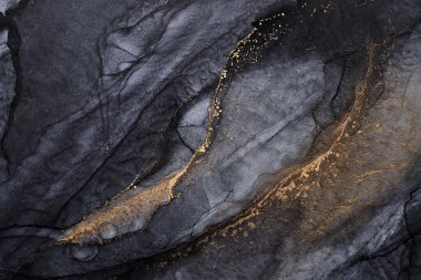 Alkol mürekkebi tekniğinde lüks, soyut koyu arkaplan, siyah altın sıvı boya, dağınık akrilik damlalar ve girdap lekeleri, basılı malzemeler.