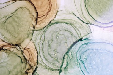 Soyut yeşil daireler suluboya arka plan. turuncu kahverengi boya lekeleri ve sudaki lekeler, sıvı sıvı sanat duvar kağıdı, sonbahar renklerinin karışımı