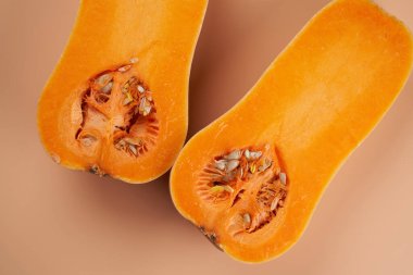 Dilimlenmiş olgun balkabağı turuncu arka planı kapat