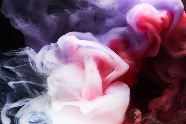 黑色墨水背景上的粉红色烟雾 五彩斑斓的雾气 抽象的漩涡接触大海 水下的丙烯酸颜料 — 图库照片