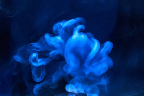 黑色墨水上的蓝烟 五颜六色的雾 抽象的漩涡海洋 水下的丙烯酸颜料 — 图库照片