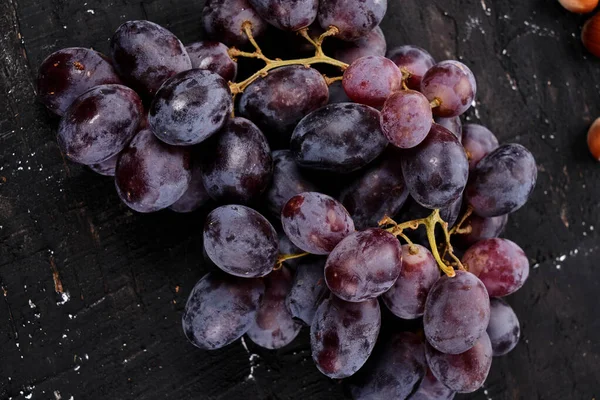 Bunch Black Grapes Isolated Black Background — Stock Photo, Image