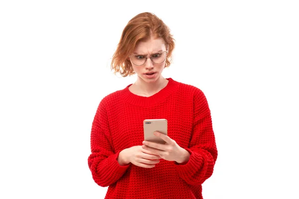 Pensive Thinking Redhead Girl Looks Smartphone Screen Upset Face Glasses — Stock Photo, Image