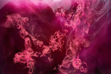 Siyah mürekkep arka planında pembe duman, renkli sis, soyut girdap dokunuşu okyanus denizi, akrilik boya pigmenti su altında