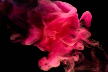 Siyah mürekkep arka planında pembe duman, renkli sis, soyut girdap dokunuşu okyanus denizi, akrilik boya pigmenti su altında