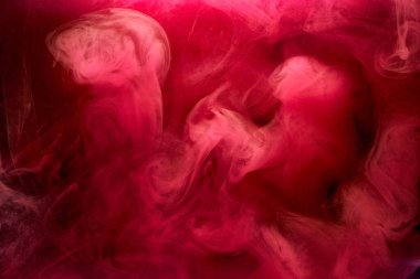 Siyah mürekkep arka planında pembe duman, renkli sis, soyut girdap dokunuşu okyanus denizi, akrilik boya pigmenti su altında