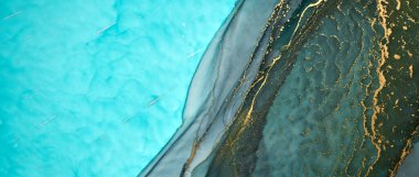 Alkol mürekkebi tekniğinde lüks zümrüt arka plan, yeşil altın sıvı boya, dağınık akrilik damlalar ve girdap lekeleri, basılı malzemeler.