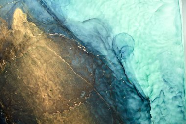 Alkol mürekkebi tekniğinde lüks zümrüt arka plan, yeşil altın sıvı boya, dağınık akrilik damlalar ve girdap lekeleri, basılı malzemeler.