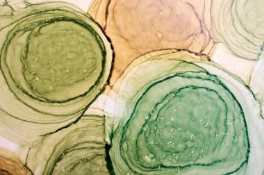 Soyut yeşil daireler suluboya arka plan. turuncu kahverengi boya lekeleri ve sudaki lekeler, sıvı sıvı sanat duvar kağıdı, sonbahar renklerinin karışımı