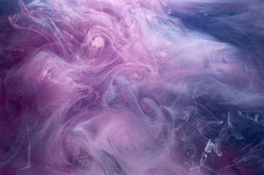 Siyah mürekkep arkaplanda mor duman, renkli sis, soyut girdap halinde mor okyanus denizi, su altında akrilik boya pigmenti.