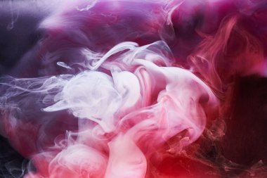 Siyah mürekkep arka planında pembe duman, renkli sis, soyut girdap dokunuşu okyanus denizi, akrilik boya pigmenti su altında